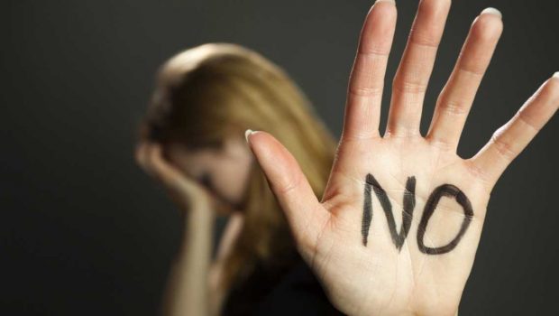 Σέριφος: Συγκλονίζει η 23χρονη που καταγγέλλει ομαδικό βιασμό – «Με τραβούσαν από τα χέρια…»