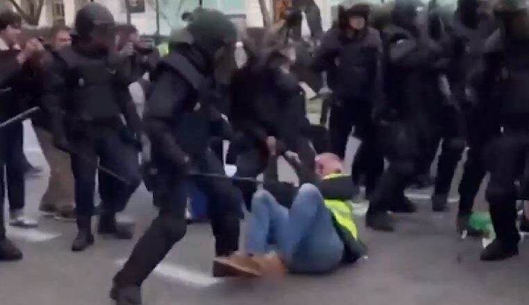 Ισπανία: Αστυνομικοί ξυλοκόπησαν άγρια αγρότες στη Μαδρίτη – Εικόνες ντροπής από τη διαδήλωση